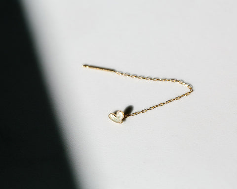 18k gold petit heart swing earring ( single )